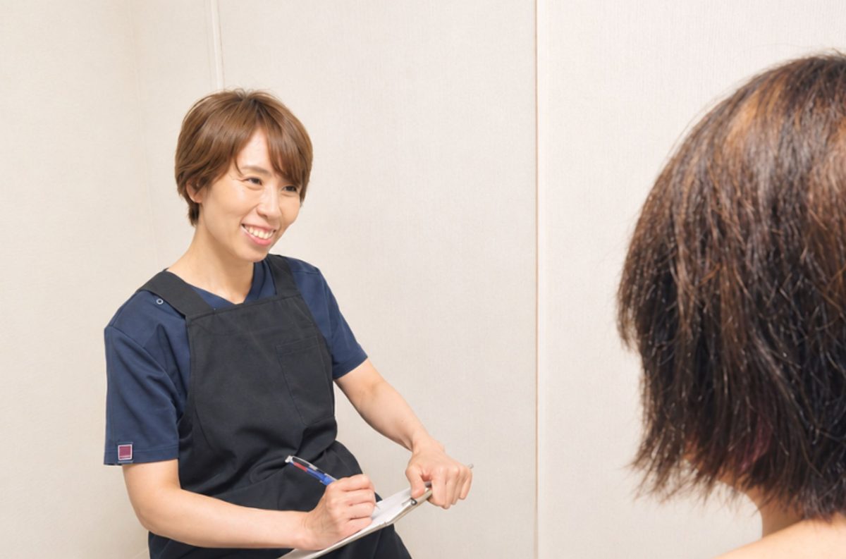 院長が初検カウンセリングでお話を伺っている様子