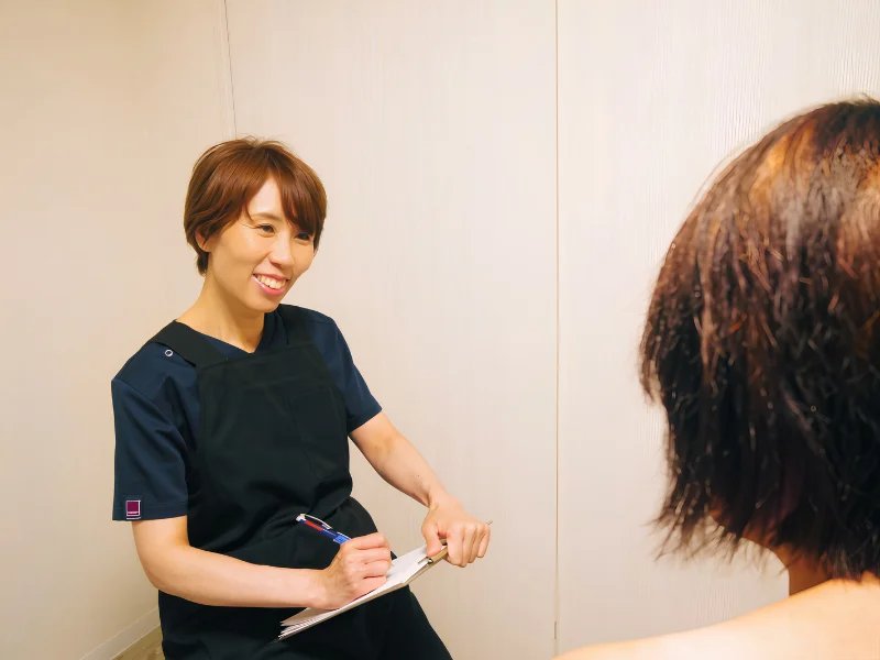 院長が初検カウンセリングでお話を伺っている様子